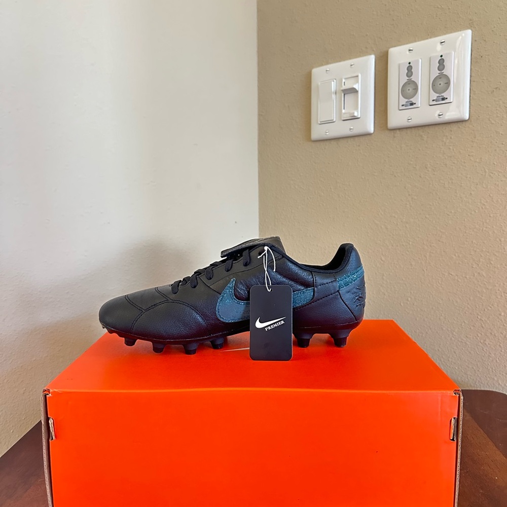Brand New Men’s Nike Premier III FG Cleat